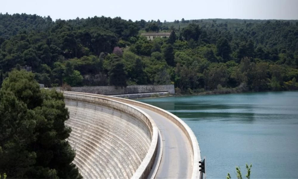 Θρίλερ στην Αττική: Εκκενώνονται Λίμνη Μαραθώνα και Καλέτζι